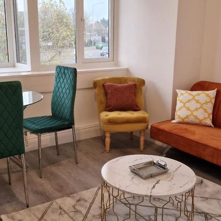 1 Bedroom Apartment - Flitwick - Contractor Friendly - Tourist Ready - Full Kitchen - Wifi - Smart Tv - Sofa Bed - Free Parking - Ideal For Short Or Long Stays Dış mekan fotoğraf